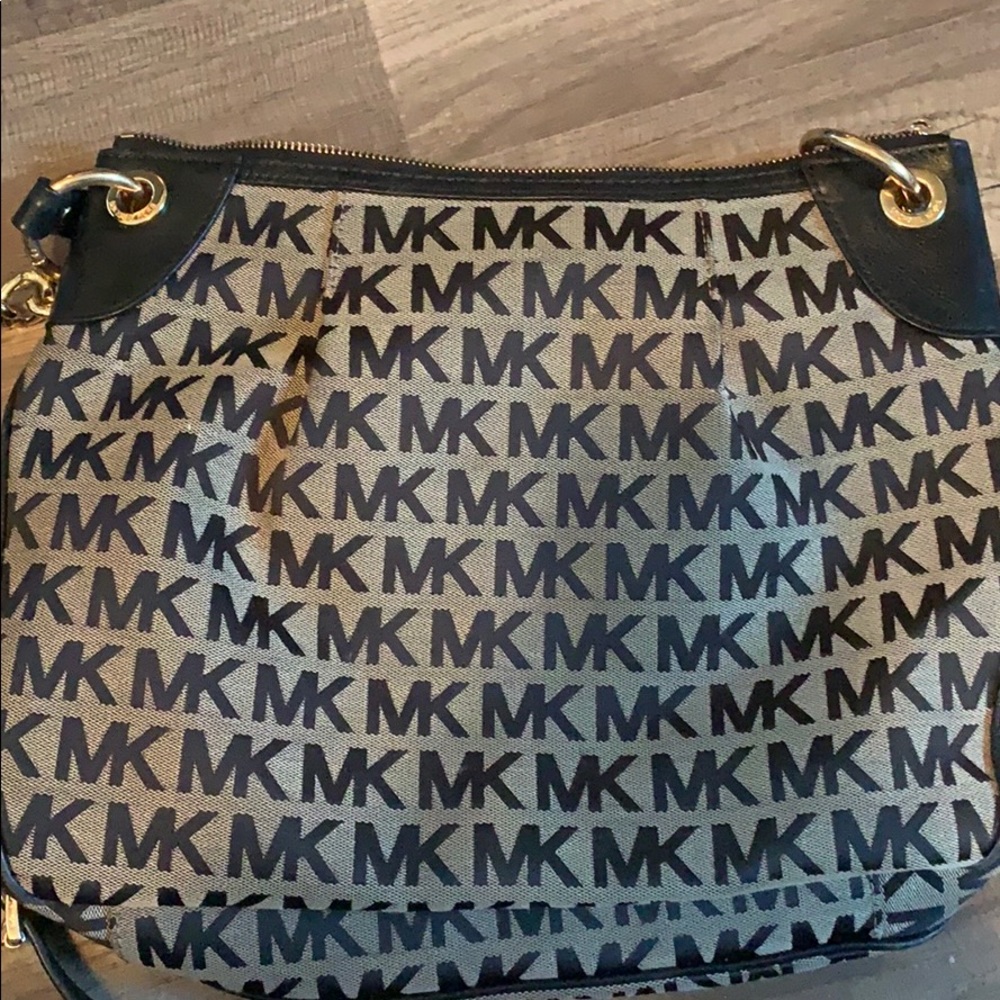 !!SOLD!!!! 100% Authentic Michael Kors crossbody